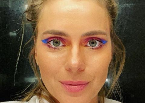 Carolina Dieckmann se contorce em foto e flexibilidade impressiona 