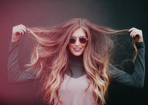 Shampoo bomba é seguro? Conheça mais sobre a mistura que faria o cabelo crescer