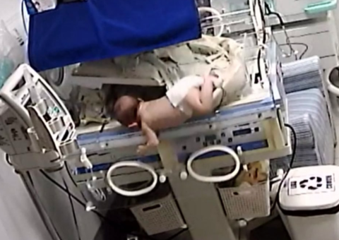 Funcionária de maternidade esquece de travar incubadora e bebê prematuro cai