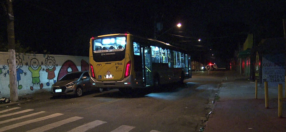 Motorista de ônibus esfaqueia flanelinha e atira em três pessoas
