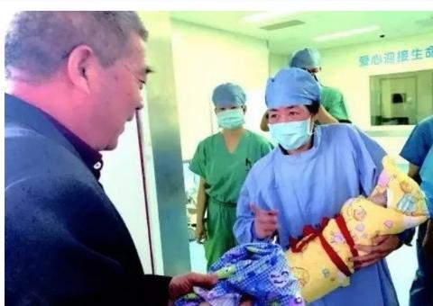 Chinesa dá à luz aos 67 anos; gravidez pode ser recorde mundial