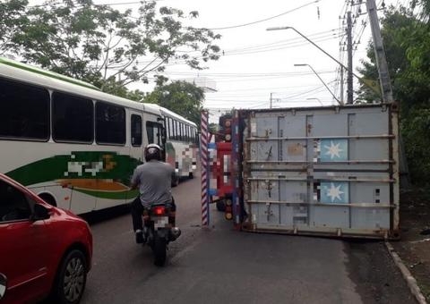 Vídeo: Trânsito fica caótico após carreta tombar em avenida de Manaus
