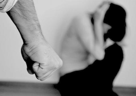 Homem é preso após 'perder a cabeça' e espancar mulher dentro de casa em Manaus