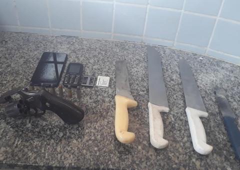 Adolescente de 15 escapa de ser morto em tribunal do crime ao ser resgatado pela polícia