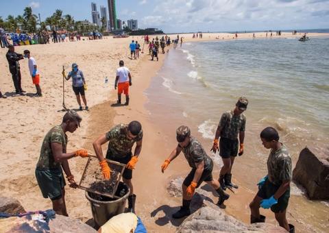  Óleo reaparece em mais oito praias de cinco Estados do Nordeste
