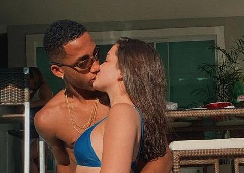 Aos 15, Mel Maia posa de biquíni aos beijos com jogador do Fluminense