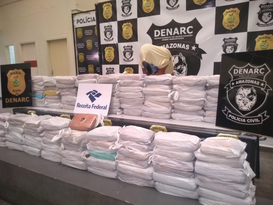 Homem é preso com mais de 100 kg de drogas escondidos em embarcação em Manaus