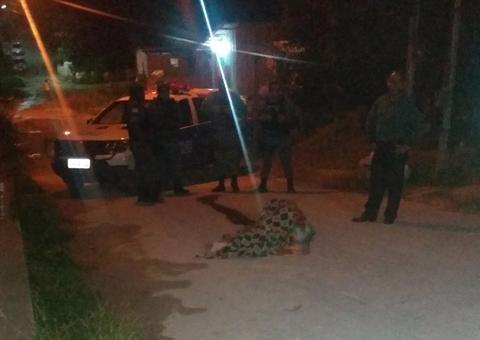Homem tenta correr mas é morto a tiros em rua de Manaus