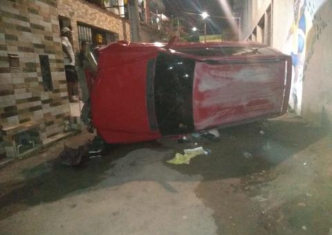 Suspeitos de assalto ficam presos em ferragens de carro roubado em Manaus