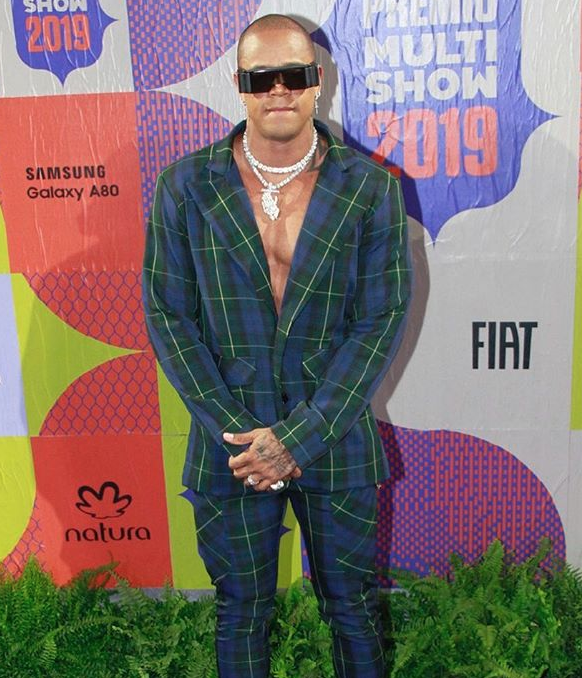 Em premiação, Léo Santana usa joias avaliadas em meio milhão 