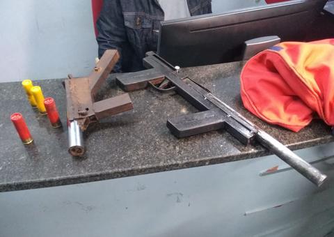 Dupla suspeita de fazer arrastões em ônibus com armas caseiras é presa em Manaus