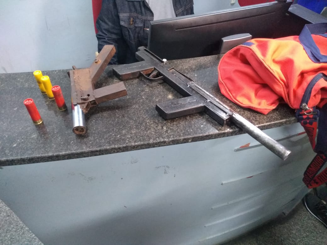 Dupla suspeita de fazer arrastões em ônibus com armas caseiras é presa em Manaus