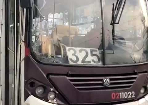 Ao tentar livrar passageiros de assalto, motorista de ônibus é baleado em Manaus