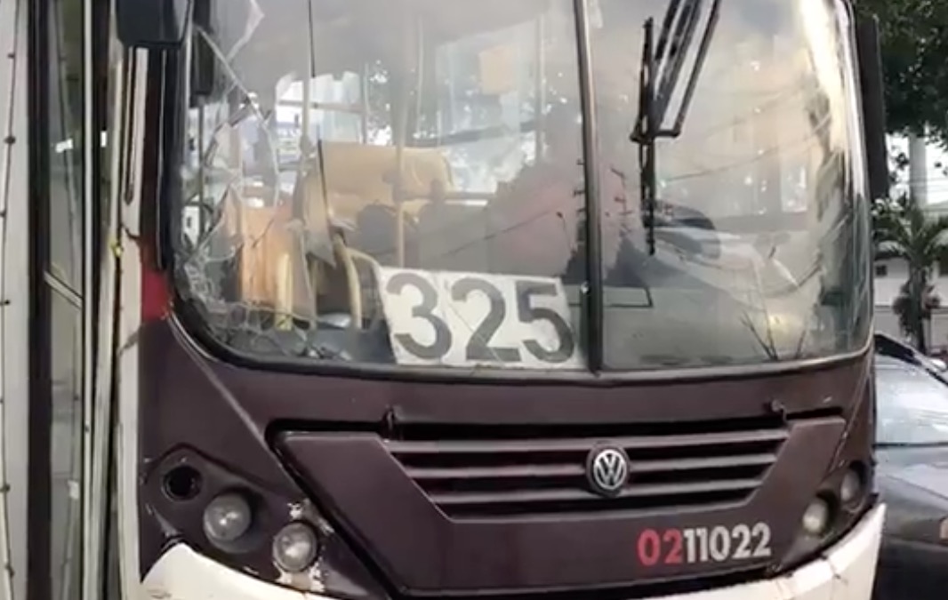 Ao tentar livrar passageiros de assalto, motorista de ônibus é baleado em Manaus