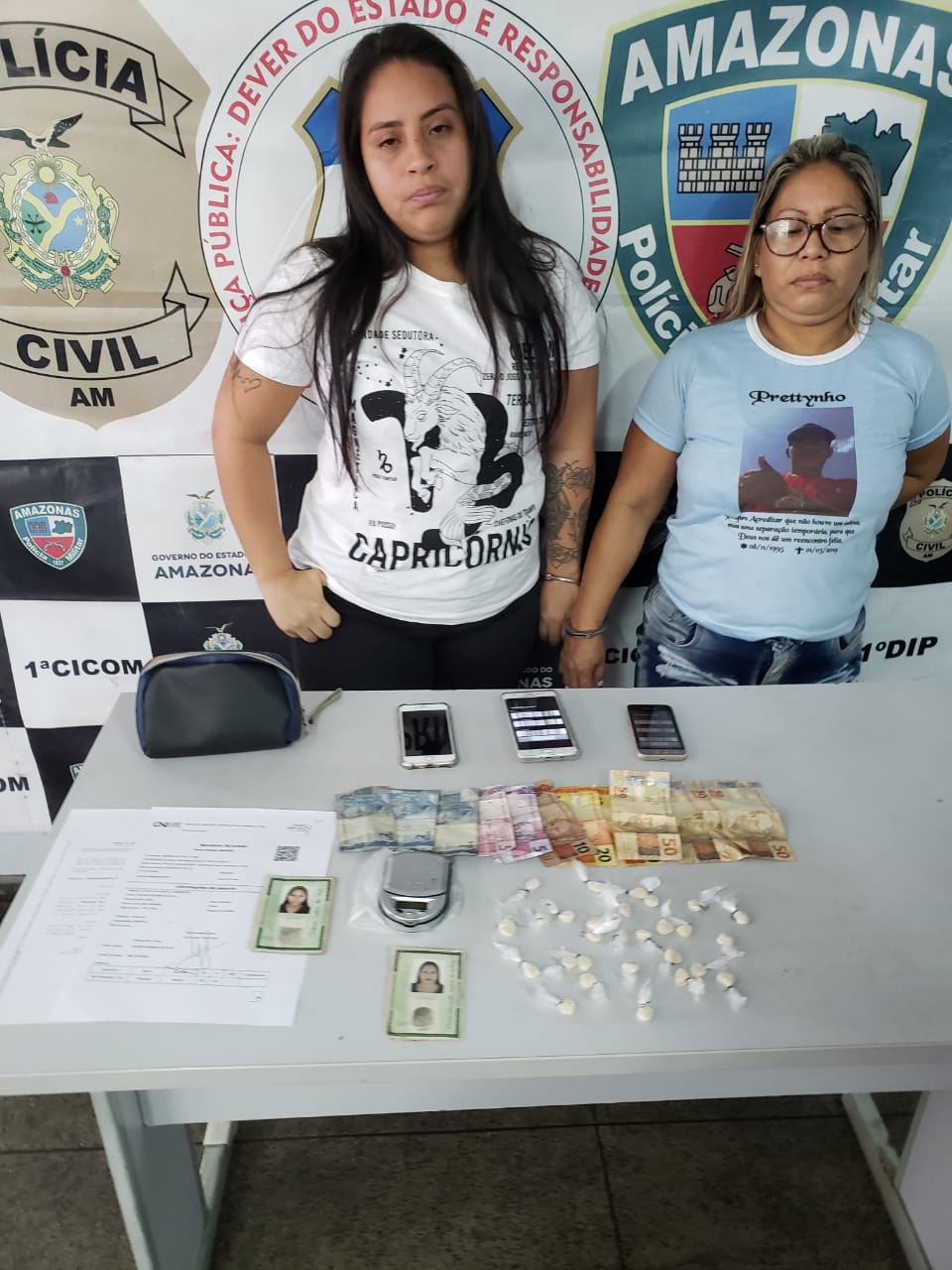 Mãe e filha são presas com droga dentro de casa em Manaus 