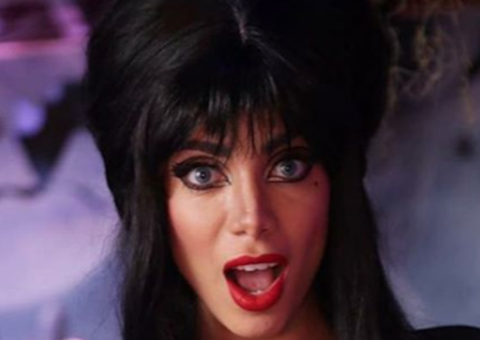 Fantasiada de Elvira, Anitta ousa e deixa seios à mostra em festa de Halloween