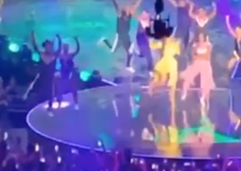 Vídeo: Bailarino despenca de palco durante show de Ivete e Iza