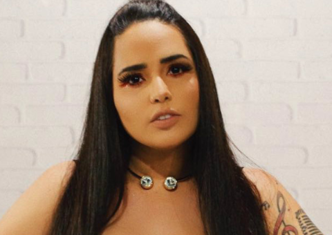 Usando biquíni de fita isolante, Perlla grava clipe de sua nova música 