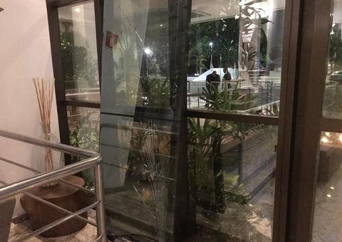 Após derrota, torcedores do Corinthians quebram tudo e tentam invadir hotel de jogadores 