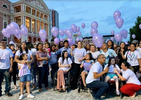 Teatro Amazonas é iluminado de lilás para alertar sociedade sobre Síndrome de Rett