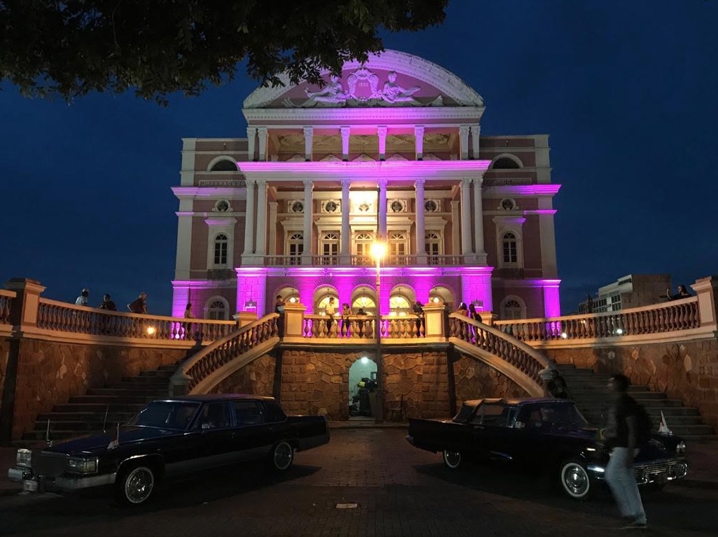 Teatro Amazonas é iluminado de lilás para alertar sociedade sobre Síndrome de Rett