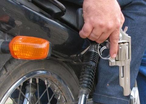 Em Manaus, homem puxa arma falsa para polícia e acaba baleado ao cair de motocicleta