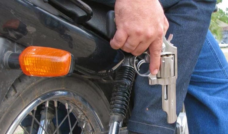 Em Manaus, homem puxa arma falsa para polícia e acaba baleado ao cair de motocicleta