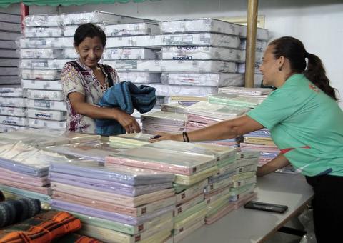 Vítimas do incêndio no Educandos recebem donativos da Prefeitura de Manaus