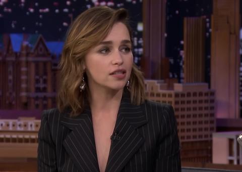 'Game of Thrones': Emilia Clarke revela quem esqueceu o copo de café na mesa