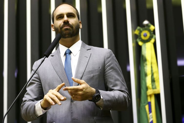 Eduardo Bolsonaro se desculpa por declaração sobre AI-5