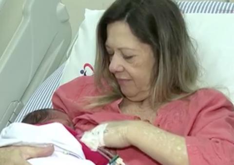 Aos 61 anos, mulher realiza o sonho de ser mãe e dá luz a um menino