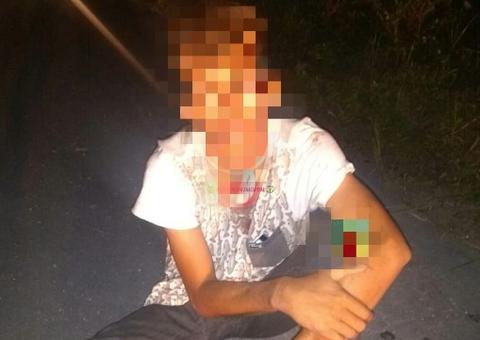 Amarrado em árvore, homem escapa da morte ao ser resgatado por PMs em Manaus