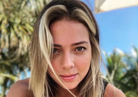 Carol Dantas mostra corpo um mês após dar à luz: ‘seis quilos para perder’