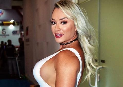 Juju Salimeni leva maiô cavado ao limite e ostenta bumbum gigante