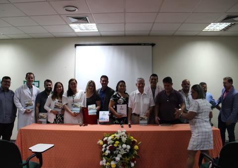 Fundação Hospital Adriano Jorge ganha livros que contam sua história