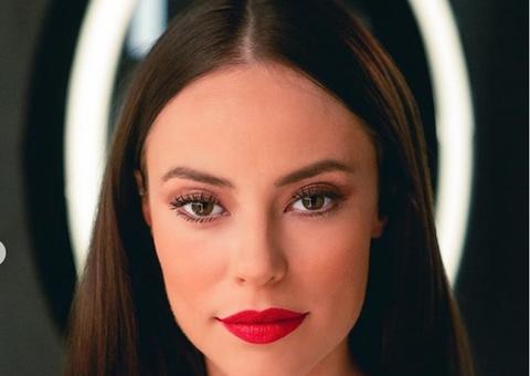 Paolla Oliveira deixa seios à mostra no Baile das Bruxas