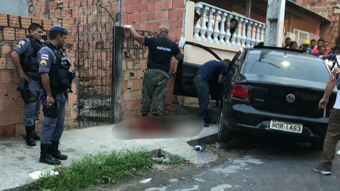 Motorista é crivado de bala e se choca contra muro de casa em Manaus