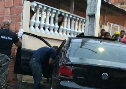 Motorista é crivado de bala e se choca contra muro de casa em Manaus