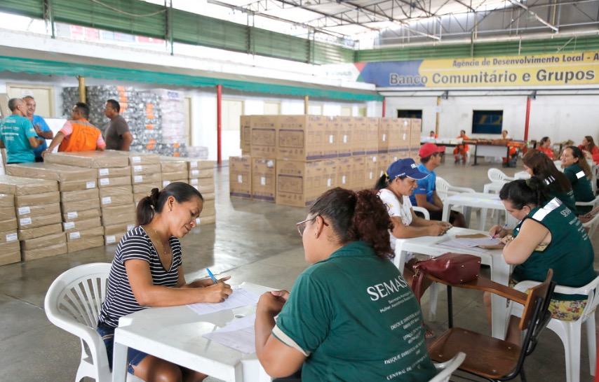 Prefeitura dá continuidade à entrega de kits de donativos às famílias do Educandos