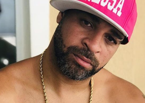 Só de cueca, Adriano Imperador mostra corpo coberto de creme depilatório 