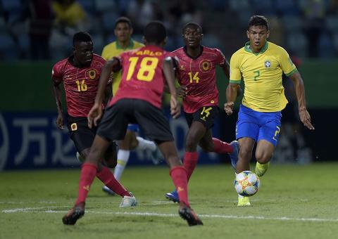 Mundial sub-17: Brasil vence Angola e garante liderança do grupo A