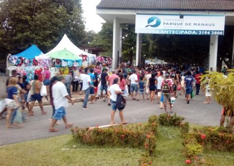 Para prestar homenagens, populares lotam cemitérios de Manaus em Dia dos Finados