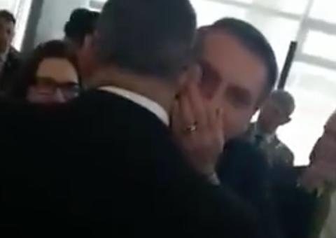 Frota diz que Bolsonaro cochichou em seu ouvido: 'quero continuar transando contigo'