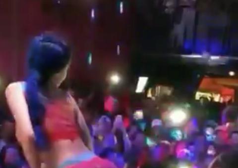 Tati Zaqui esfrega bumbum na cara de mulher e as duas se beijam durante show