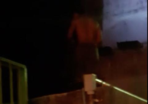 Rapaz tenta se jogar da Ponte Rio Negro e é convencido a desistir por PMs