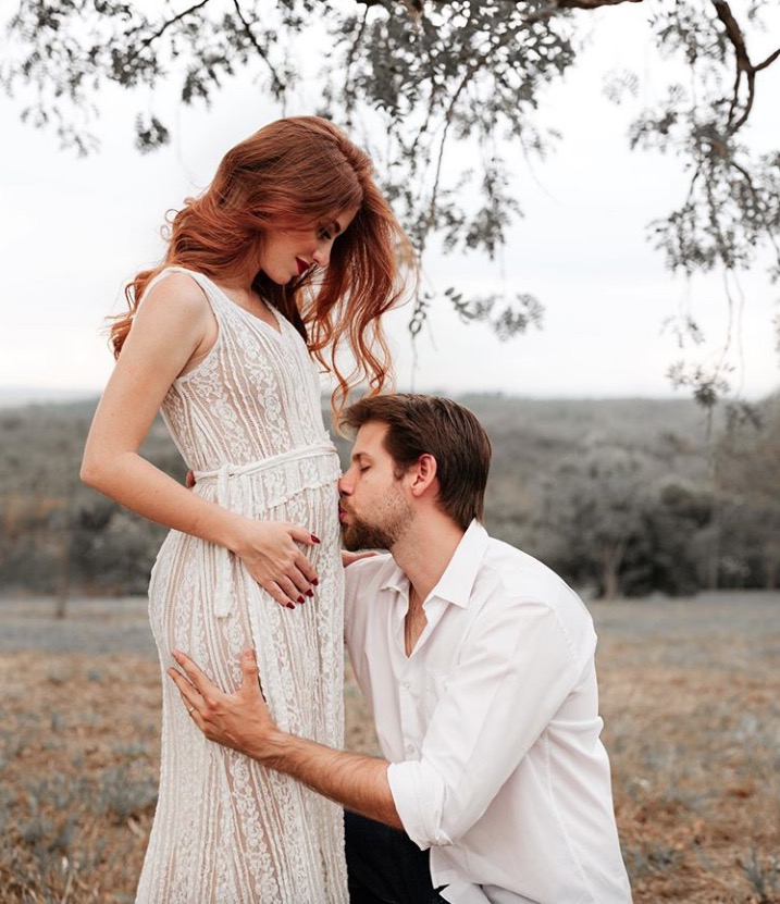 Mari Maria anuncia gravidez com foto romântica