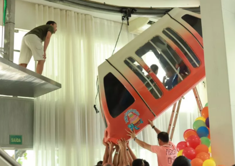 Crianças ficam penduradas após brinquedo soltar durante festa de aniversário 