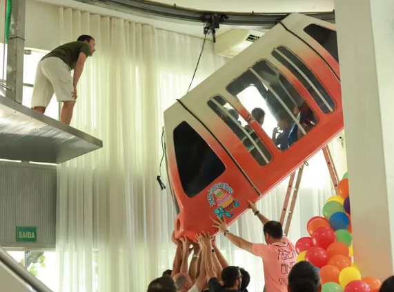 Crianças ficam penduradas após brinquedo soltar durante festa de aniversário 