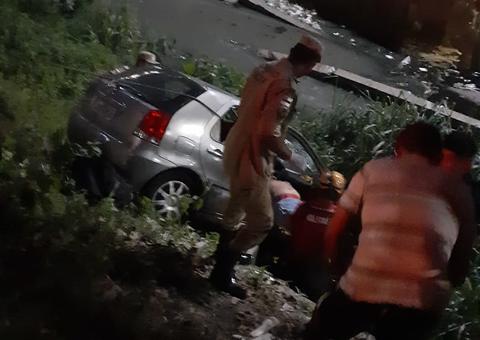 Mulher tem fratura exposta ao cair com carro dentro de igarapé em Manaus