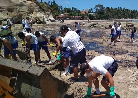 Quatro mil toneladas de óleo já foram retiradas de praias nordestinas